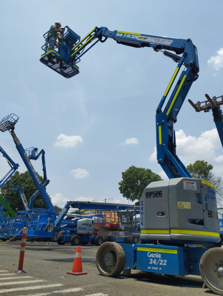 Operador de plataforma elevadora siguiendo procedimientos de seguridad